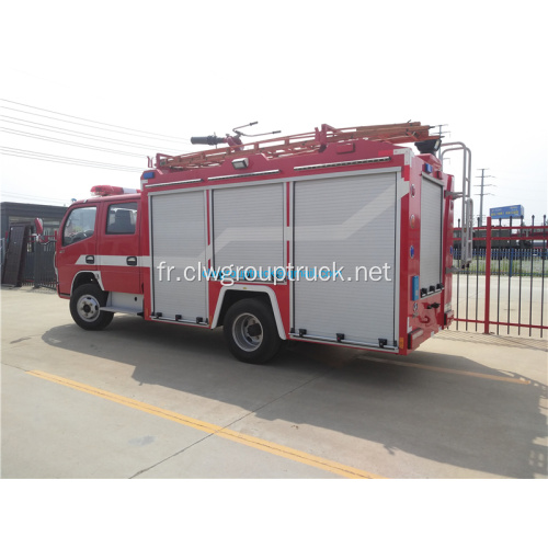 camion de pompiers avec réservoir d&#39;eau et de mousse